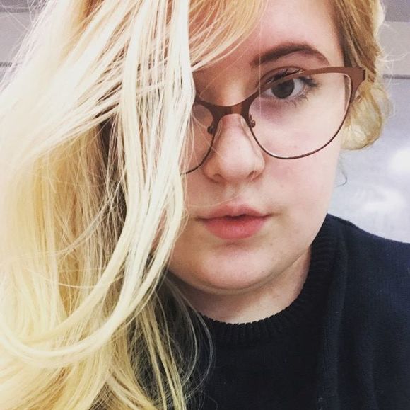 Profile Picture of Emma Oliver (@emmaoliver45) on Poshmark