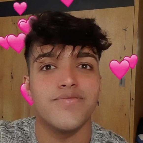 Profile Picture of Gabriel Peter (@gabex0_) on Poshmark