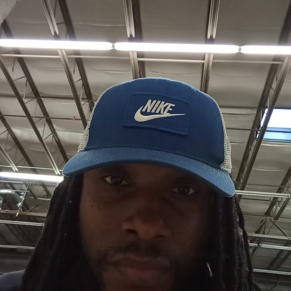 Profile Picture of Dave Anderson (@danadondi) on Poshmark