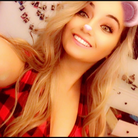 Profile Picture of Angelica Pontorno (@angmichalenafit) on Poshmark