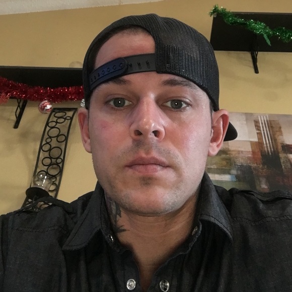 Profile Picture of Nick Renshaw (@nlrenshaw) on Poshmark