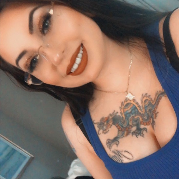 Profile Picture of Nadhezda Amparan (@naqhezqa) on Poshmark