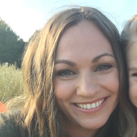 Profile Picture of Pamela Bailey (@pwbailey116) on Poshmark