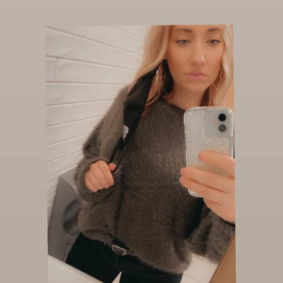 Profile Picture of Emily Taylor (@emilyxtaylor) on Poshmark