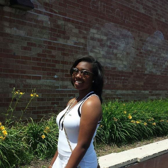 Profile Picture of Simone Cleaves (@monie_sc) on Poshmark