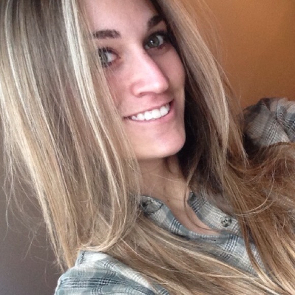 Profile Picture of Nikki Potts (@nikkipotts7) on Poshmark