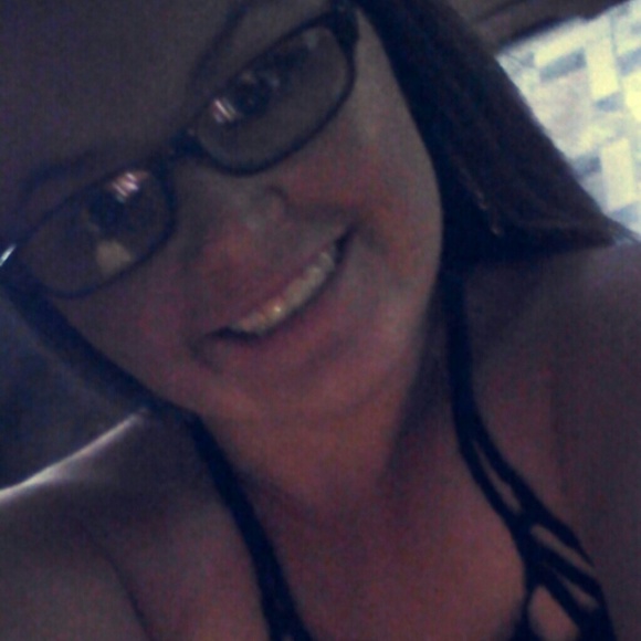 Profile Picture of Kristen Binion (@kris10binion) on Poshmark