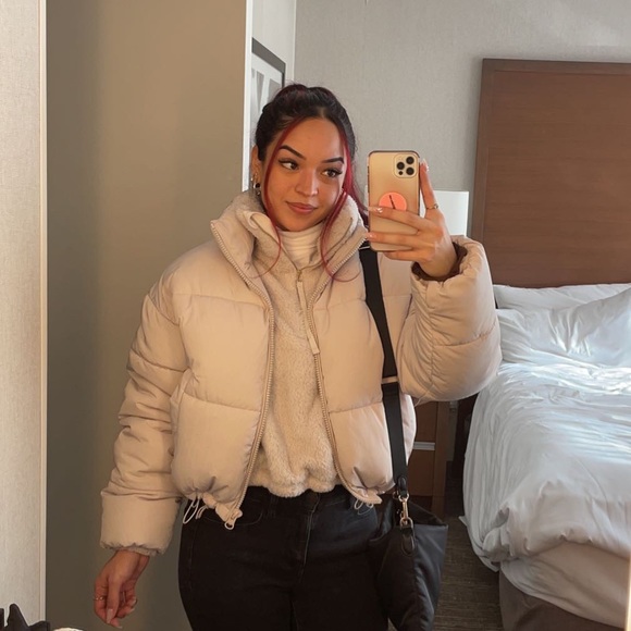 Profile Picture of Samantha Torralba (@_cheenaaa_) on Poshmark