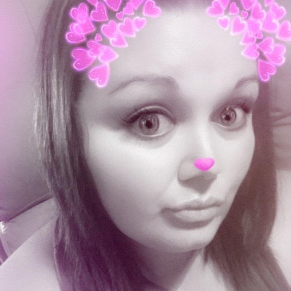 Profile Picture of Misty Mathews (@emtmathews18) on Poshmark