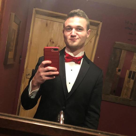 Profile Picture of Evan Carlone (@evancarlone) on Poshmark