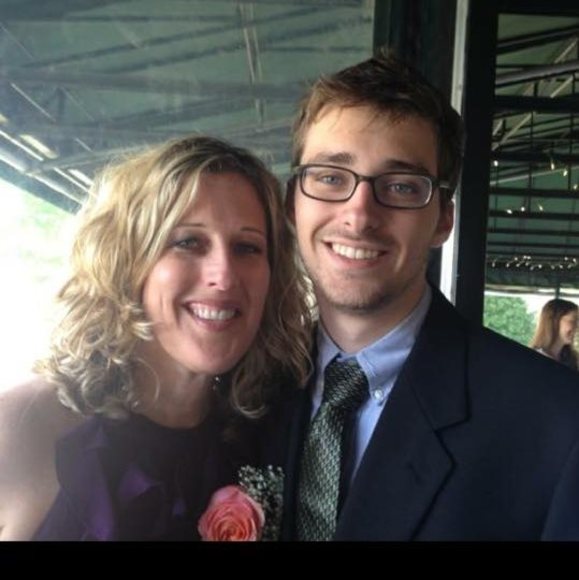 Profile Picture of Beth Iovinelli (@b_iovinelli) on Poshmark