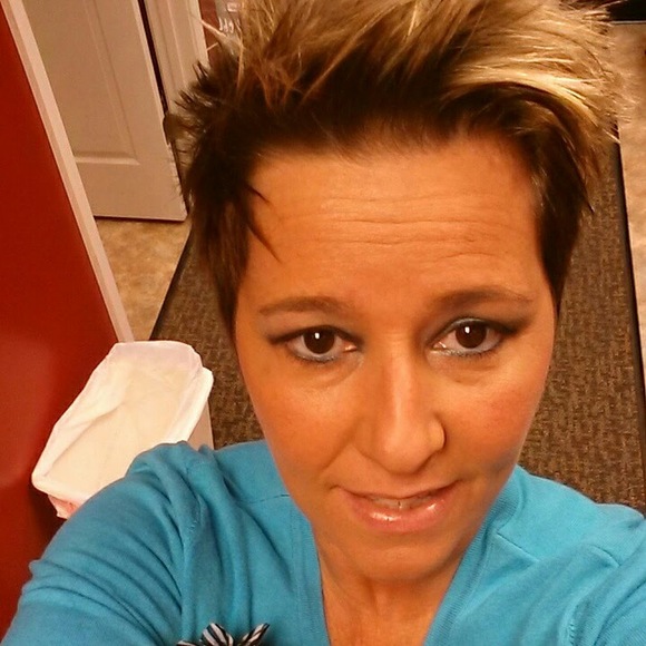 Profile Picture of Bonnie Hanawalt (@bonniehanawalt) on Poshmark