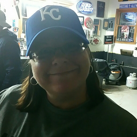 Profile Picture of Erin Kern (@stylisterin) on Poshmark