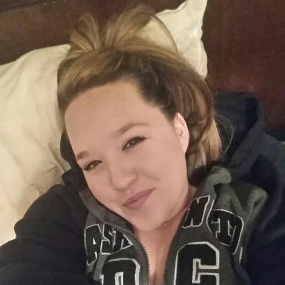Profile Picture of Rebecca Weisiger (@tbeweisiger) on Poshmark