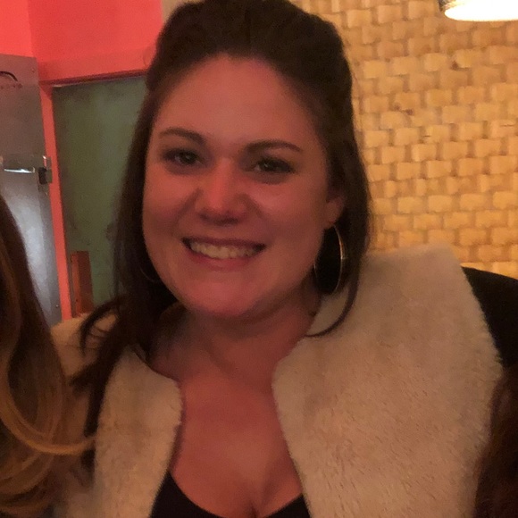 Profile Picture of Julia Connor (@jsconnor) on Poshmark