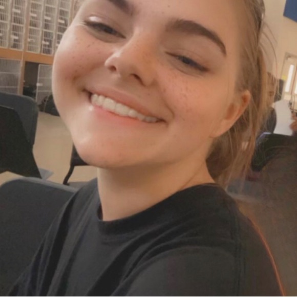 Profile Picture of Alyssa Stringer (@sunnykindamind) on Poshmark