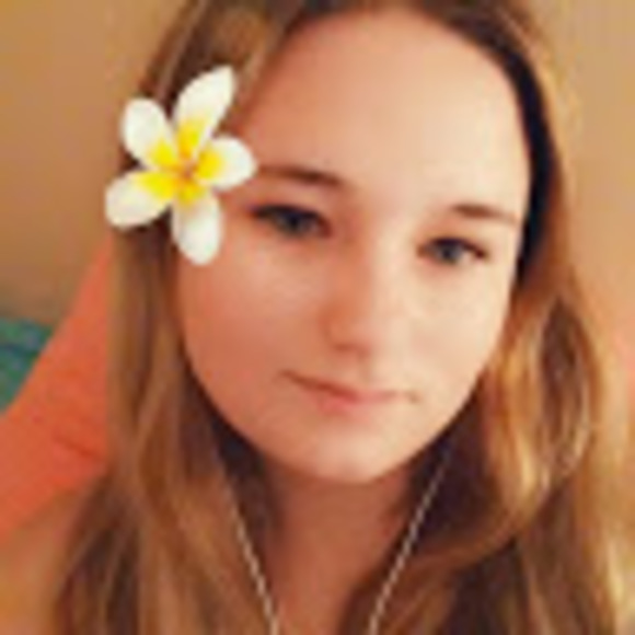 Profile Picture of Amber Curl (@a_curl) on Poshmark