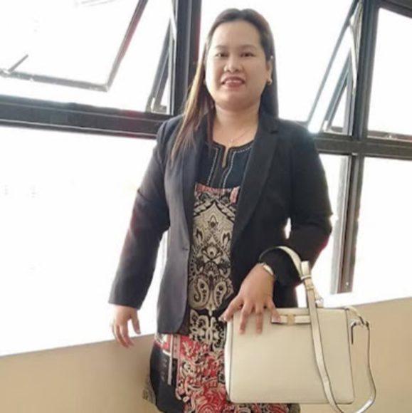 Profile Picture of Roanne eve Cantos (@rcantos) on Poshmark