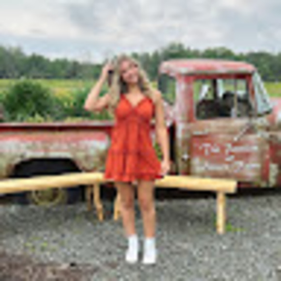 Hannah Vinas - Poshmark Profile Picture of Hannah Vinas (@hvinas44) on Poshmark