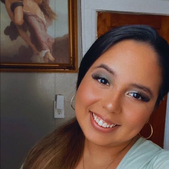 Profile Picture of Briana Carreras (@brianacarreras9) on Poshmark