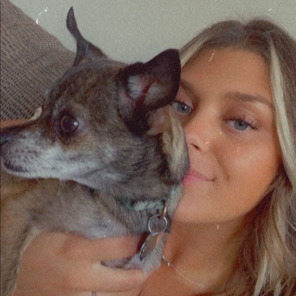 Profile Picture of Clarissa Hohnstein (@clarissahohn) on Poshmark