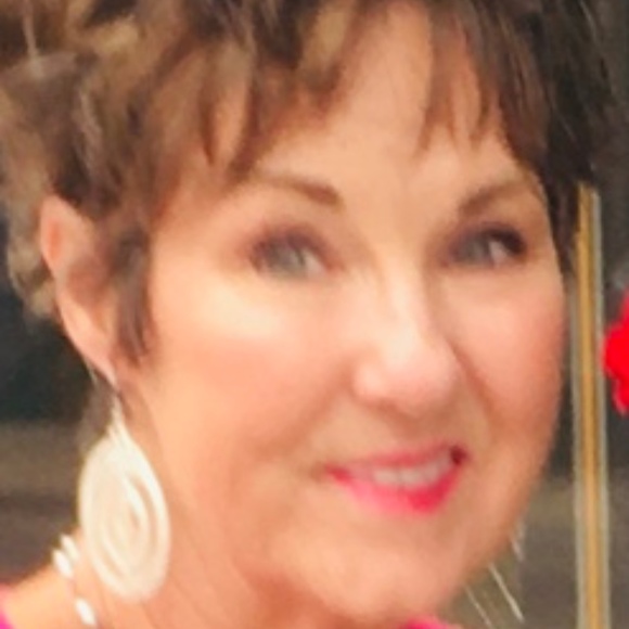 Profile Picture of Debbie Oats (@applepie1951) on Poshmark