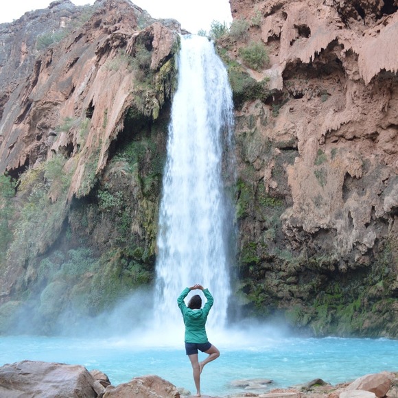 Profile Picture of Lyndsey Brozyna (@lyndsmb) on Poshmark