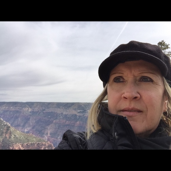 Profile Picture of Diane Sutcliffe (@bahoucontainer) on Poshmark
