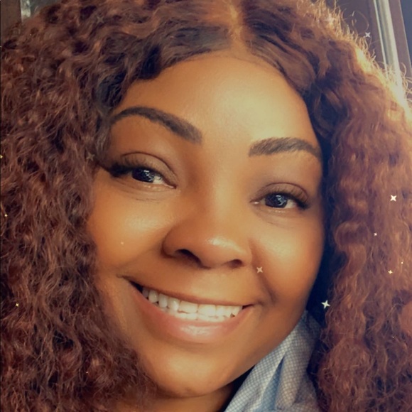 Profile Picture of Sabrina Hinton (@mizpeaches_1370) on Poshmark