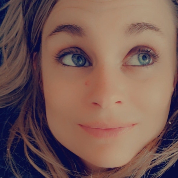 Alyssa Kosinski - Poshmark Profile Picture of Alyssa Kosinski (@alyssakosinski) on Poshmark