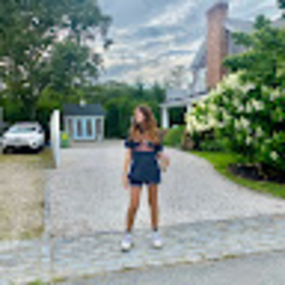 Profile Picture of Sienna Buttaro (@elisabeth_23) on Poshmark