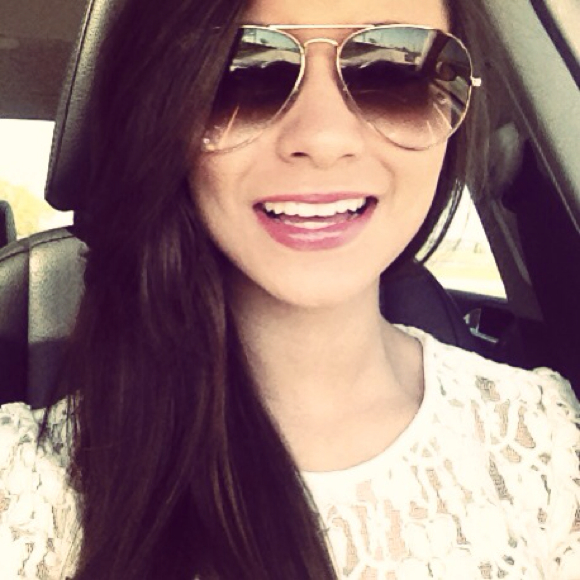 Profile Picture of Casey Rivera (@cassandrar27) on Poshmark