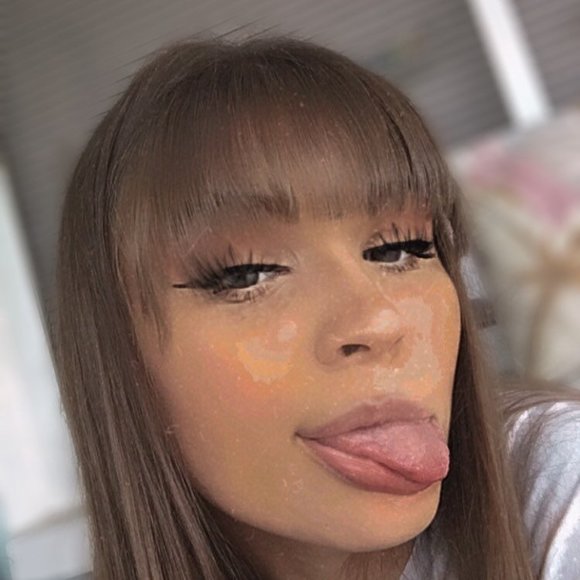 Profile Picture of Halleigh Wears (@fashion_lover_4) on Poshmark