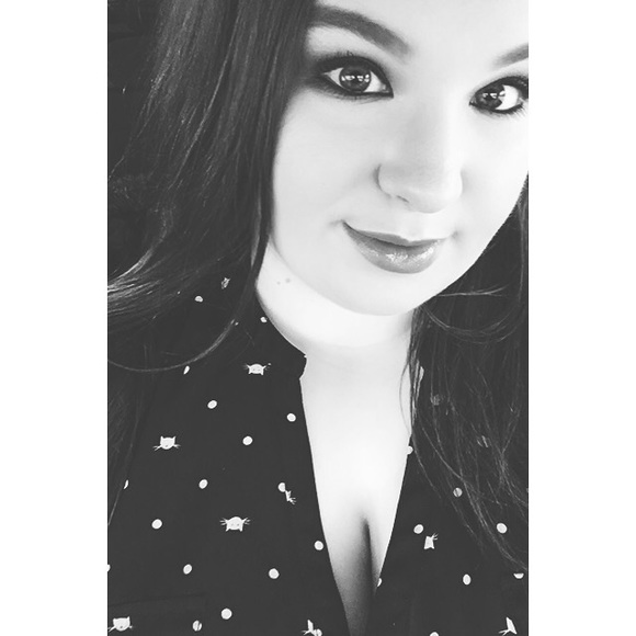 Profile Picture of Krista Chesser (@akkristasue) on Poshmark