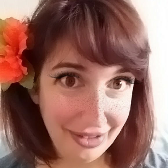 Profile Picture of Kris Bates (@krispiro) on Poshmark