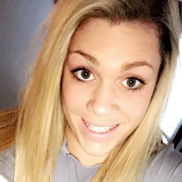 Profile Picture of Lindsay Wiechelt (@lindsss32) on Poshmark