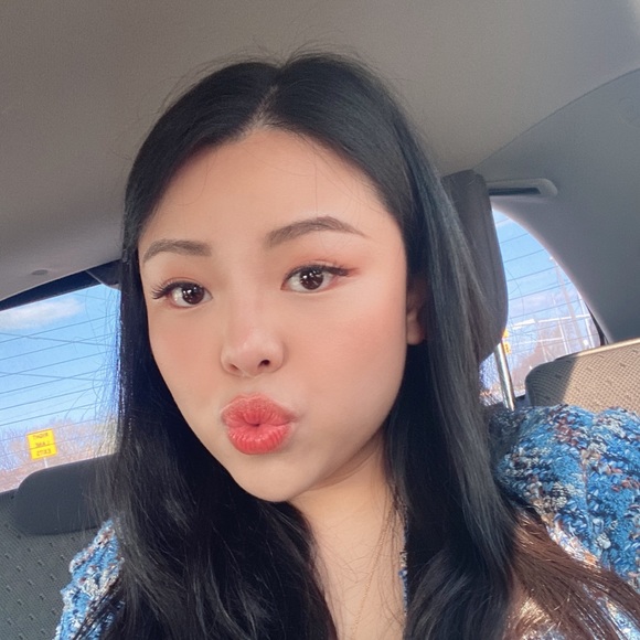 Profile Picture of Fiona Wu (@fiona_yan_yan) on Poshmark