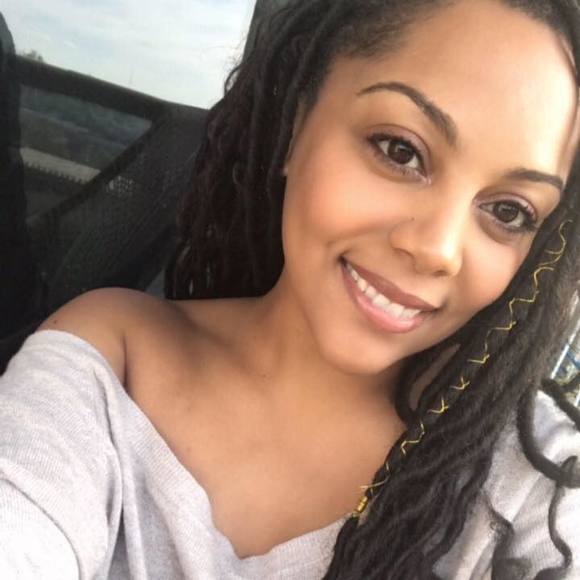 Profile Picture of Candyce Thompson (@candycejaye) on Poshmark