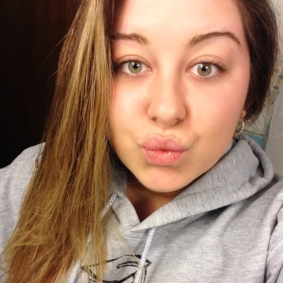 Profile Picture of Jasmine Lopes (@jasminerose94) on Poshmark