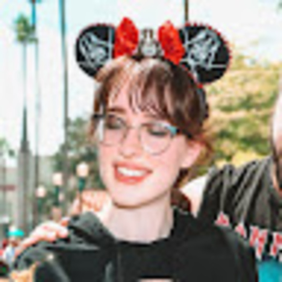 Profile Picture of Joelle Charbonneau (@joellelucich) on Poshmark