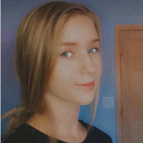 Alea Elenz - Poshmark Profile Picture of Alea Elenz (@alea_elenz) on Poshmark