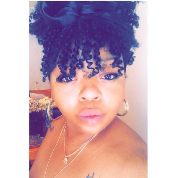 Profile Picture of Sarah Irizarry (@sunshine411) on Poshmark