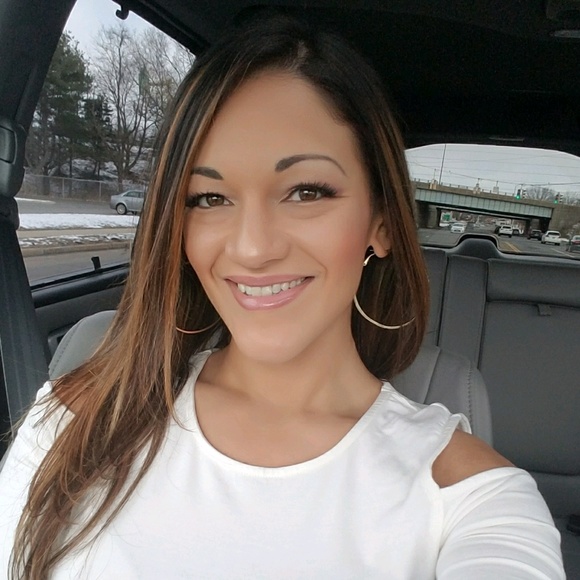 Profile Picture of Catherine Gonzalez (@cvgonzalez49) on Poshmark