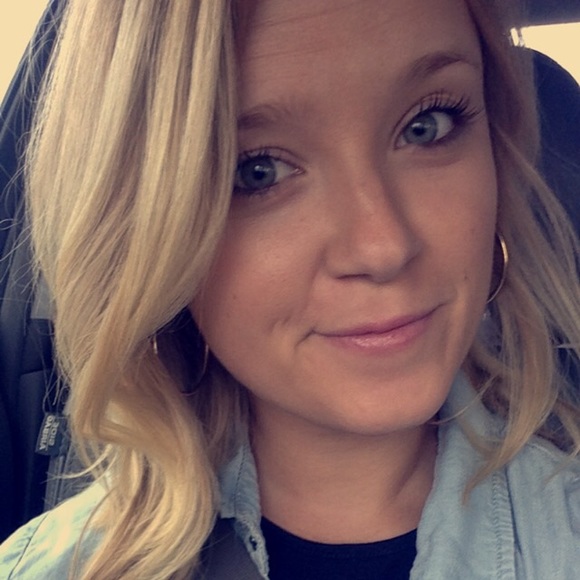 Profile Picture of Rachel Pardue (@rpardue09) on Poshmark