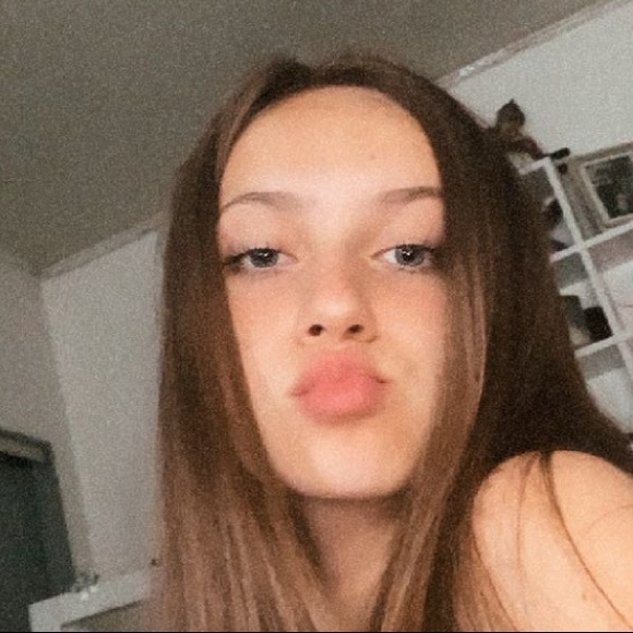 Profile Picture of Nicole Dynowski (@nicoleanna2015) on Poshmark