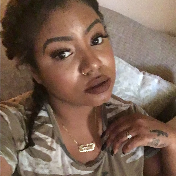 Profile Picture of Krystal Borrero (@hellonunu) on Poshmark