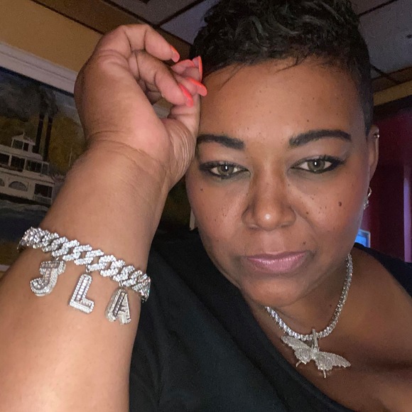 Profile Picture of Javonda Avery (@peaches4832) on Poshmark