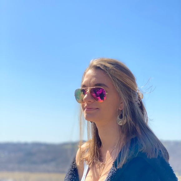 Profile Picture of Julia Pappas (@juliapappas19) on Poshmark