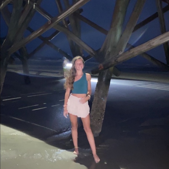 Profile Picture of Ellery Antoon (@elleryantoon) on Poshmark