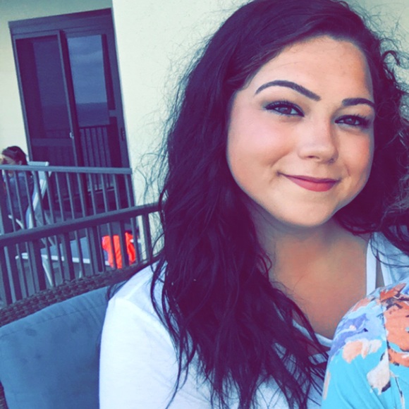 Profile Picture of Allison Larue (@allisonlarue2) on Poshmark